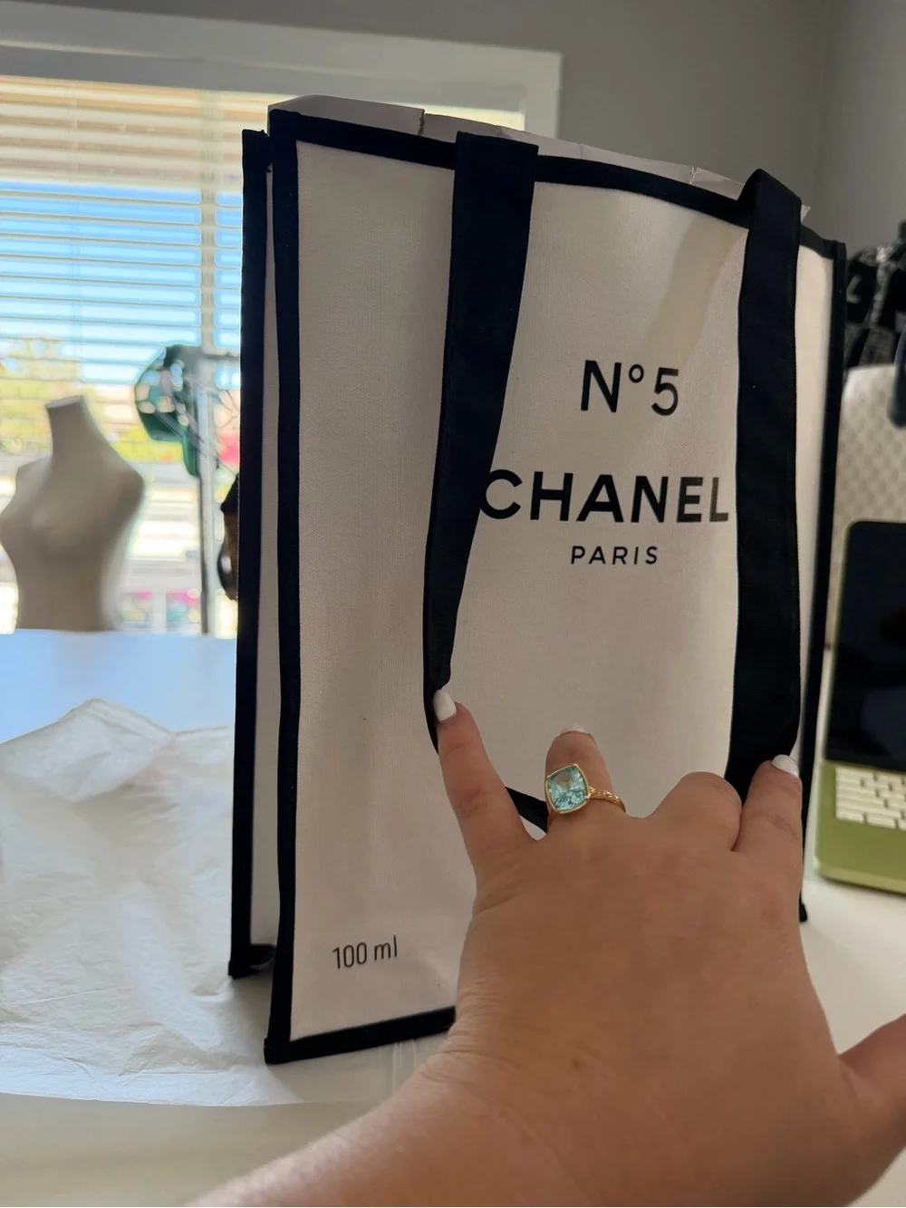 Perfume gift tote CHANEL White and Black Tote Bag - N°5 Paris